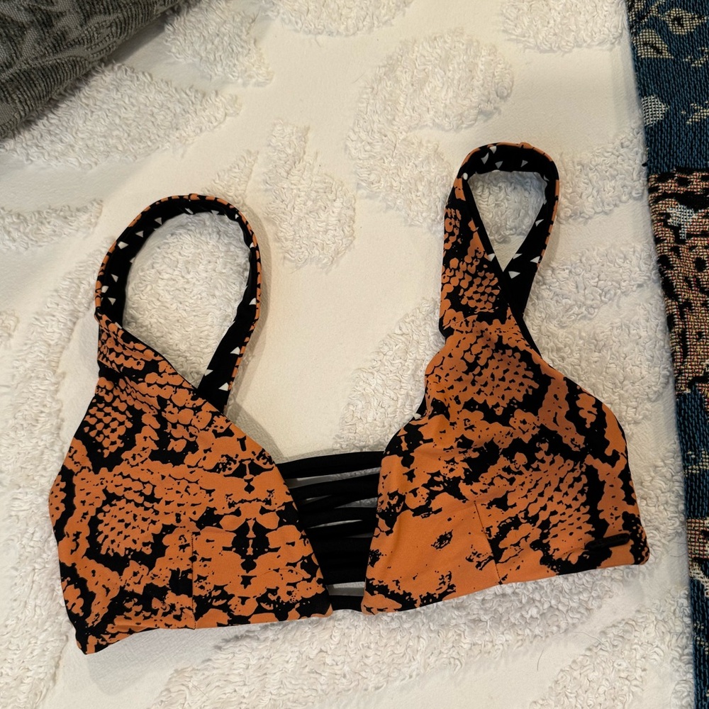 NWOT Billabong bikini top